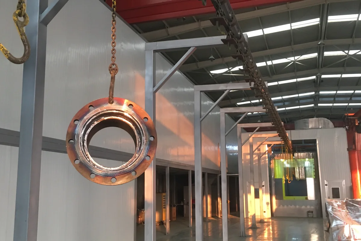 涂装生产线悬挂输送轨道上的环形金属工件和吊具