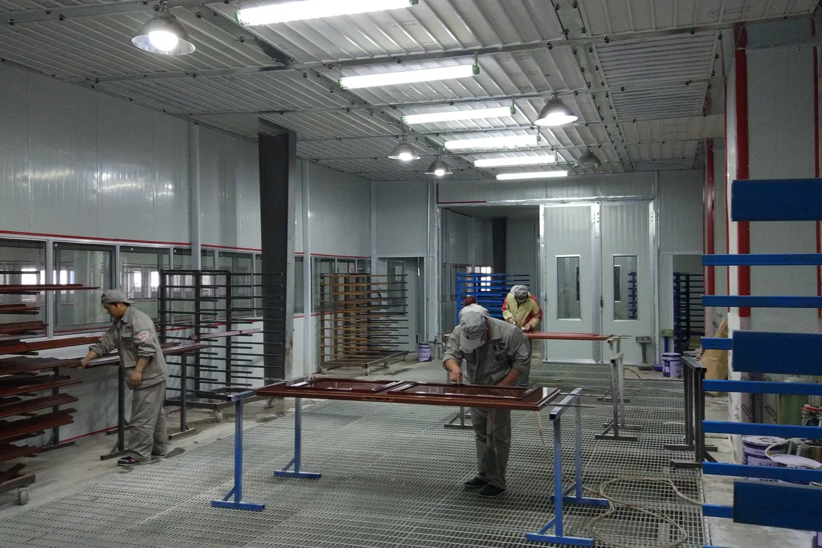 家具涂装车间内排列的木制工件、作业区和通风设施
