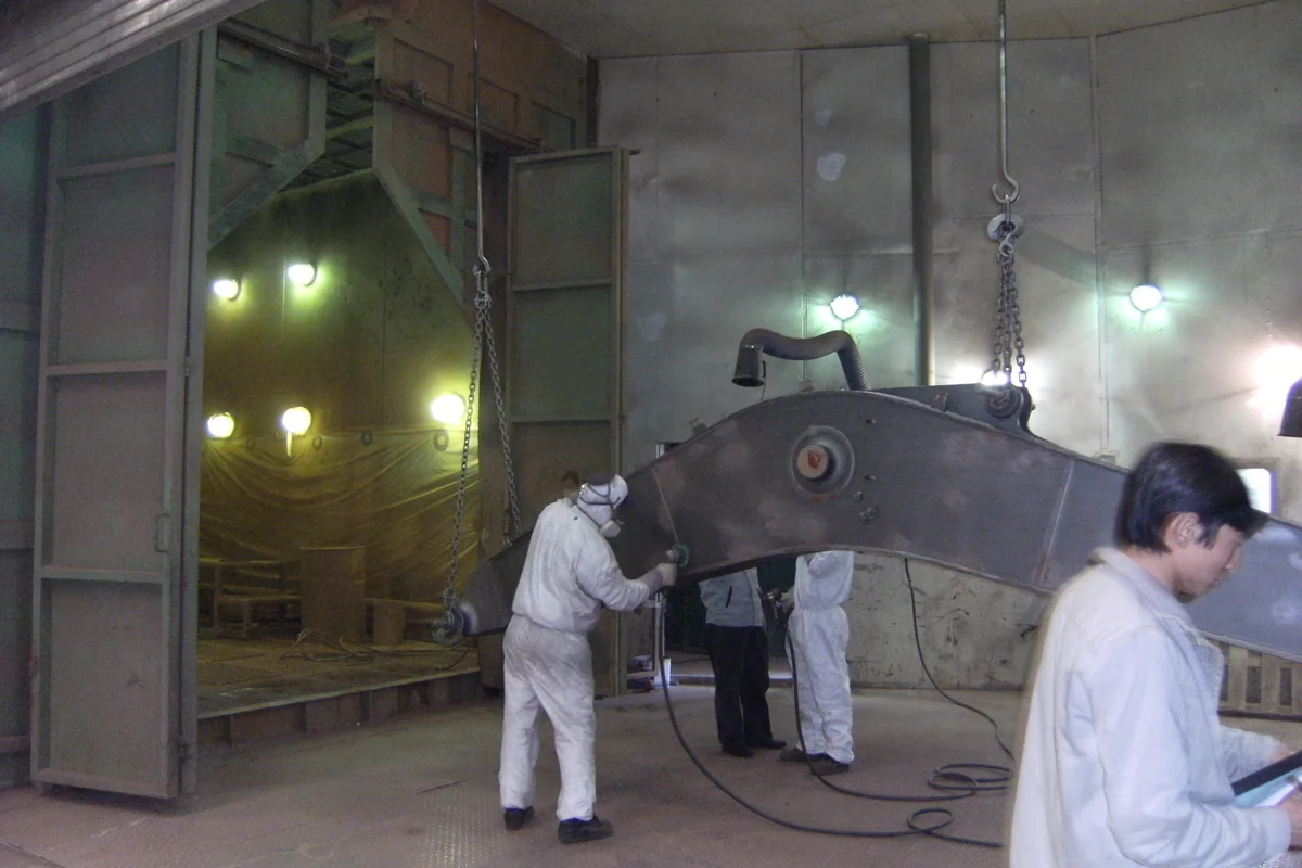 工业厂房内大型金属工件表面施工作业现场