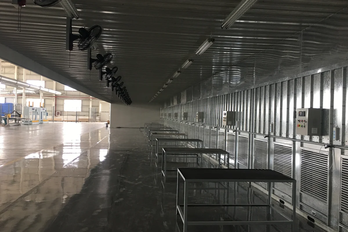 长廊式金属打磨作业区的连续侧吸墙、多个工作台和控制箱