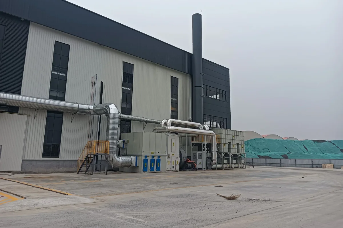 厂房外沸石转轮、三床式 RTO、风机、管道和排气设施组合系统全景
